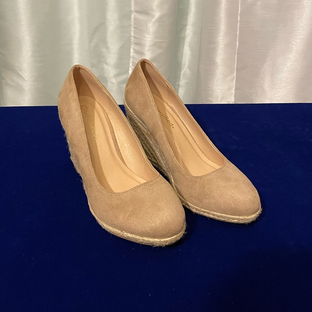 NWOT CityClassified Espadrilles Shoes Size 7.5, Light Tan.